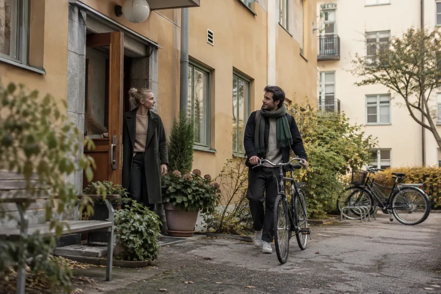 Vardagsboende i flerbostadshus Ett svenskt flerbostadshus med cyklar på gården.